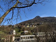 21 Vista verso il Pizzo di Spino con la Fonte Bracca in primo piano